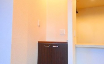 カウンター横の収納付き棚