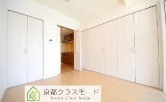 壁一面のクローゼット付き♪「南向き」の明るいお部屋です。
