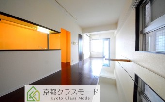 シックな雰囲気のお洒落な室内空間♪可動式収納でお部屋を仕切るタイプのお部屋です！