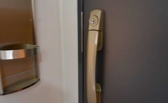 ダブルロック玄関ドア