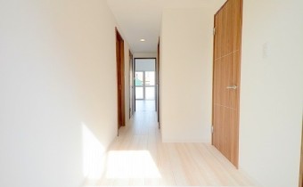 ※室内写真は同マンション内の205号室のものです。