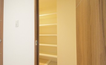 ※室内写真は同マンション内の205号室のものです。