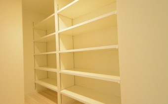※室内写真は同マンション内の205号室のものです。