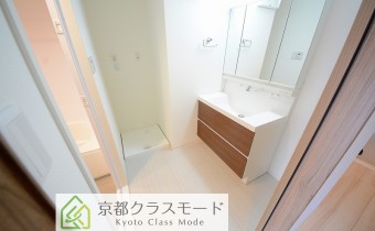 ※室内写真は同マンション内の205号室のものです。