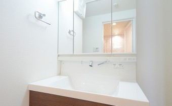 ※室内写真は同マンション内の205号室のものです。