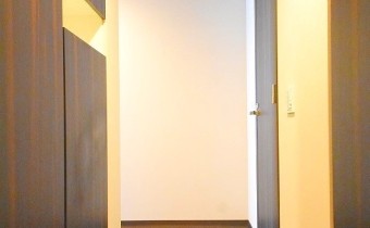 玄関　※室内写真は同マンション内の206号室のものです。