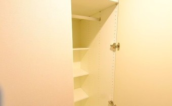 玄関収納スペース　※室内写真は同マンション内の206号室のものです。