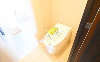 ウォシュレットトイレ　※室内写真は同マンション内の206号室のものです。