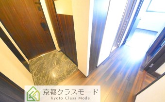 廊下　※室内写真は同マンション内の206号室のものです。