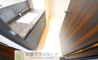 脱衣スペース　※室内写真は同マンション内の206号室のものです。