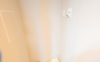 洗濯機置場　※室内写真は同マンション内の206号室のものです。