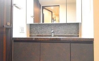 独立洗面台　※室内写真は同マンション内の206号室のものです。