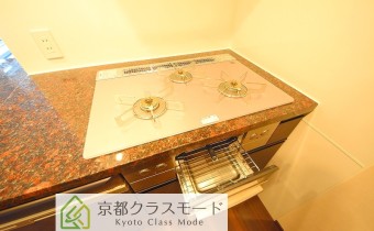 3口ガスコンロ(グリル付き)　※室内写真は同マンション内の206号室のものです。
