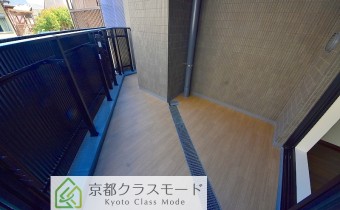 バルコニー　※室内写真は同マンション内の206号室のものです。