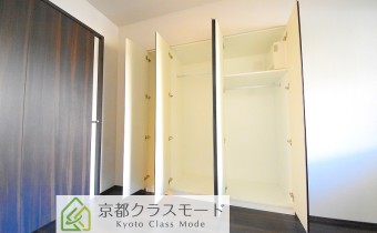 ※室内写真は同マンション内の206号室のものです。