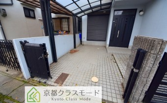 ガレージはカーポート付きです☆
