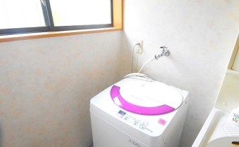 洗濯機置き場　※室内の家具家電は残置物となります(撤去不可)。