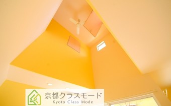 リビング天井は吹き抜けで開放感があります☆