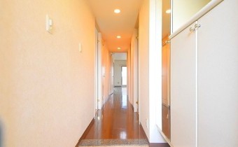 玄関　※室内写真は同マンション内の別のお部屋のものです。