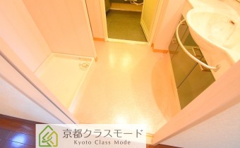 脱衣スペース　※室内写真は同マンション内の別のお部屋のものです。