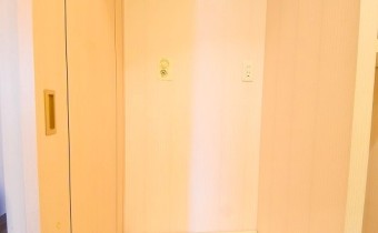 洗濯機置き場　※室内写真は同マンション内の別のお部屋のものです。