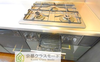 3口ガスコンロ(グリル付き)　※室内写真は同マンション内の別のお部屋のものです。