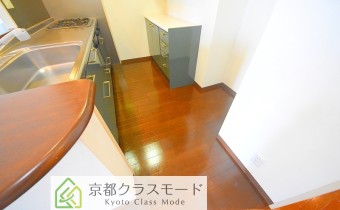 キッチンスペース　※室内写真は同マンション内の別のお部屋のものです。