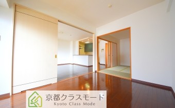※室内写真は同マンション内の別のお部屋のものです。