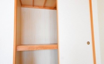 押入れ　※室内写真は同マンション内の別のお部屋のものです。