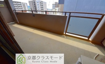 バルコニー　※室内写真は同マンション内の別のお部屋のものです。