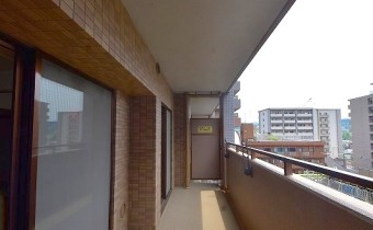 バルコニー　※室内写真は同マンション内の別のお部屋のものです。