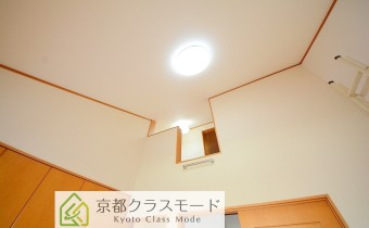 洋室6帖の上部にはロフトがあり、天井が高く開放的♪