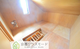 ロフト横の屋根裏収納