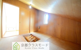 ロフト横の屋根裏収納