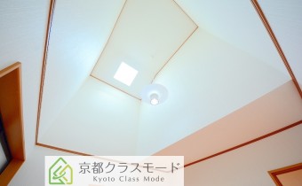 洋室4.5帖の天井部分も高く、天窓も有ります。