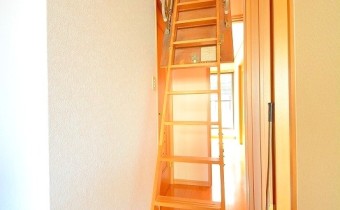 屋根裏収納へ(ロフト横の)