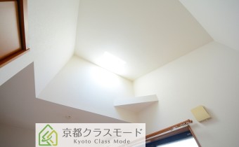 天窓があり、室内を明るく照らしてくれます♪