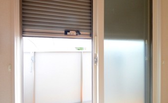 防犯シャッター付き