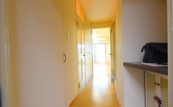 玄関　※室内写真は同マンション内の別のお部屋です（参考にご覧ください）