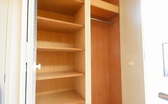 廊下の収納　※室内写真は同マンション内の別のお部屋です（参考にご覧ください）