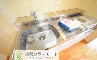 調理スペース＆シンク ※室内写真は同マンション内の別のお部屋です（参考にご覧ください）