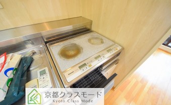 IH2口コンロ（グリル付き）　※室内写真は同マンション内の別のお部屋です（参考にご覧ください）