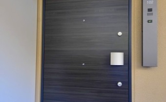 玄関ドア※同マンション別タイプの写真です