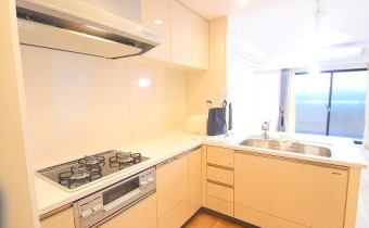 3口ガスシステムキッチン※同マンション別タイプの写真です