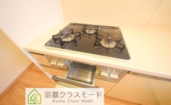 3口ガスコンロ(グリル付)※同マンション別タイプの写真です
