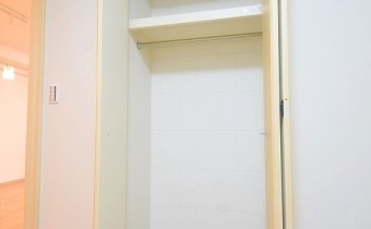 クローゼット　※室内写真は同マンション内の別タイプのものです。参考にご覧ください。