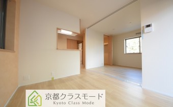 シックな室内空間♪カウンターキッチンタイプの使い勝手の良いリビングです！