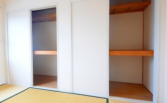 押入