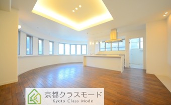 アイランドキッチンのあるお洒落なリビングです。