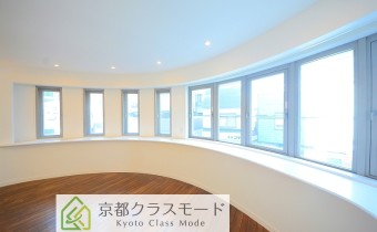 特徴的な形のリビングの窓際